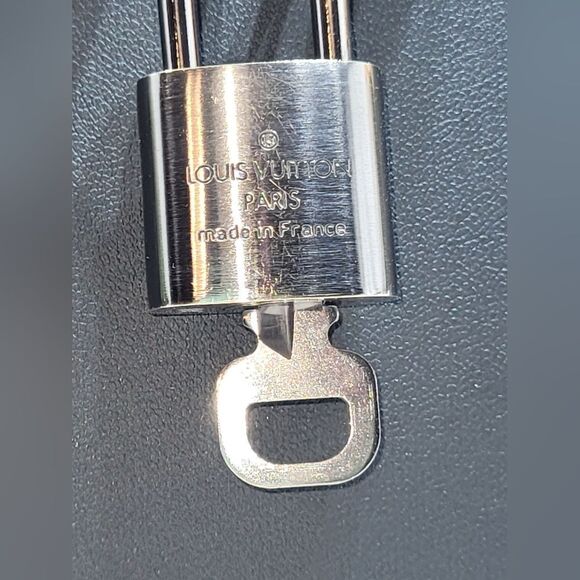 LV #308 AUTHENTIC Silver Lock & Key #308 with dustbag and Unbranded chain - Picture 7 of 12